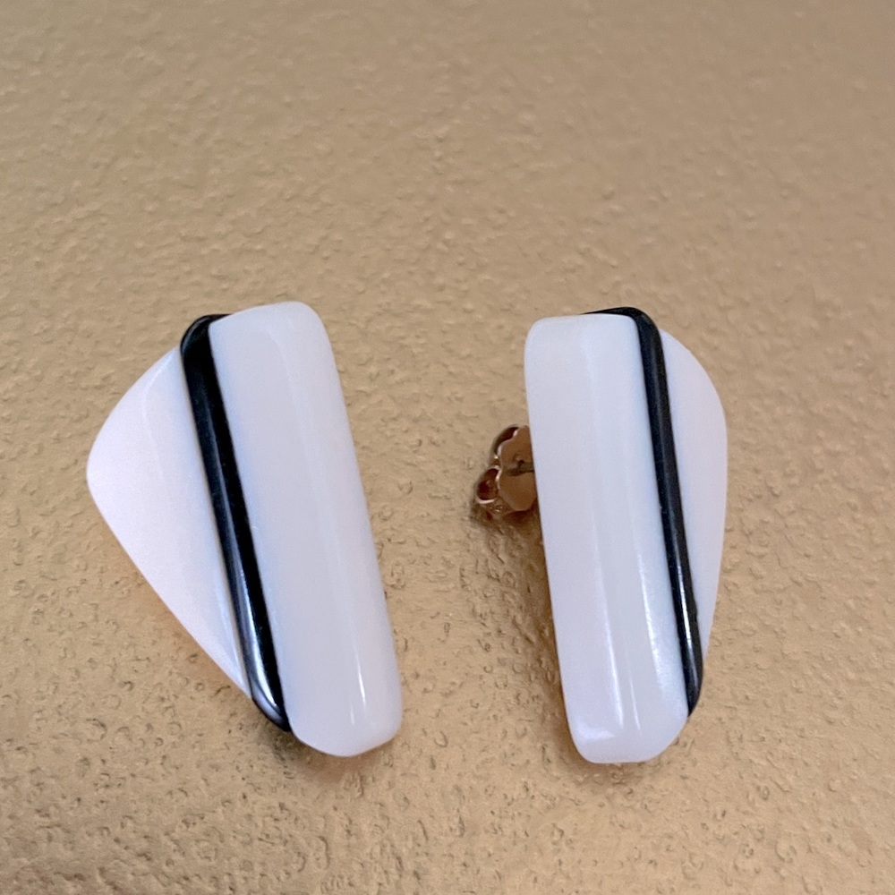 Super stylin vintageblack and white earrings circa 80s